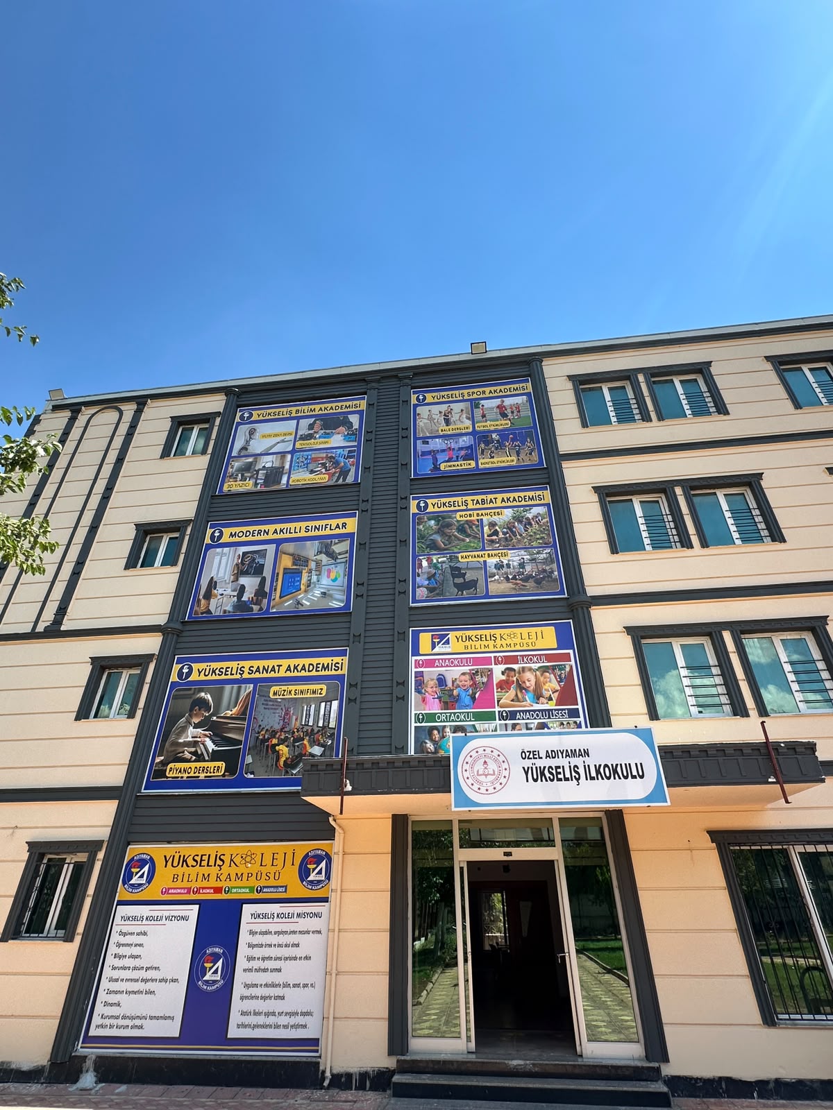 Yükseliş Koleji Adıyaman Özel İlkokul Giriş Alanı