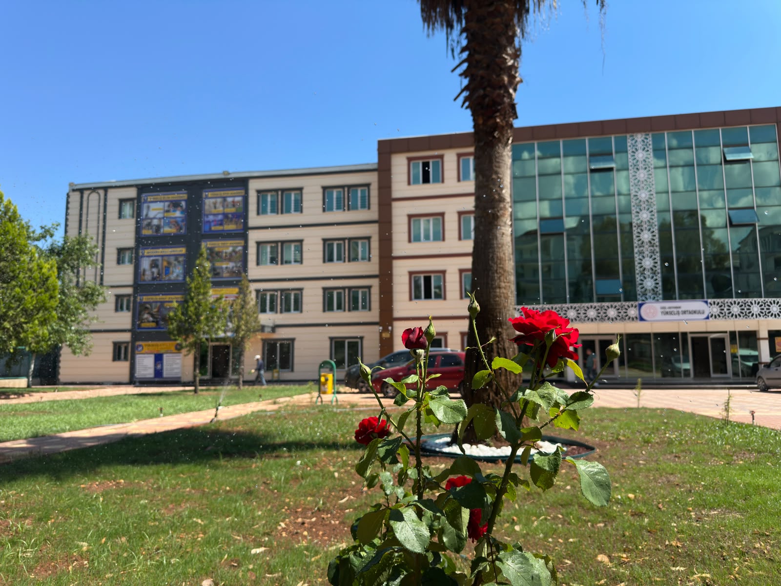 Adıyaman Yükseliş Koleji Çiçekli Bahçesi